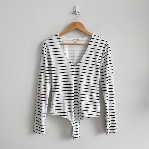 ANTHROPOLOGIE • Pilcro Scoop-V Bodysuit in Ivory/Black - Picture 3 of 15